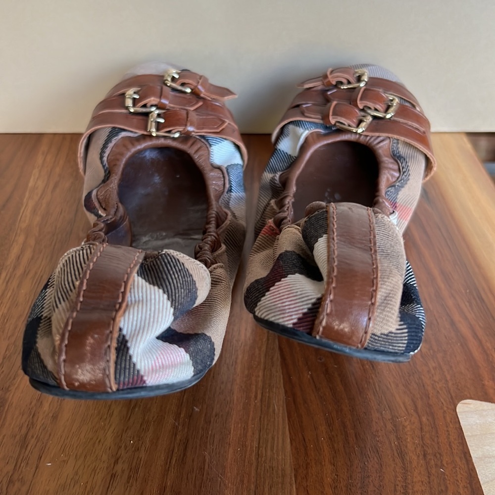 Burberry flats like new size 39 with the bag. - Picture 4 of 5